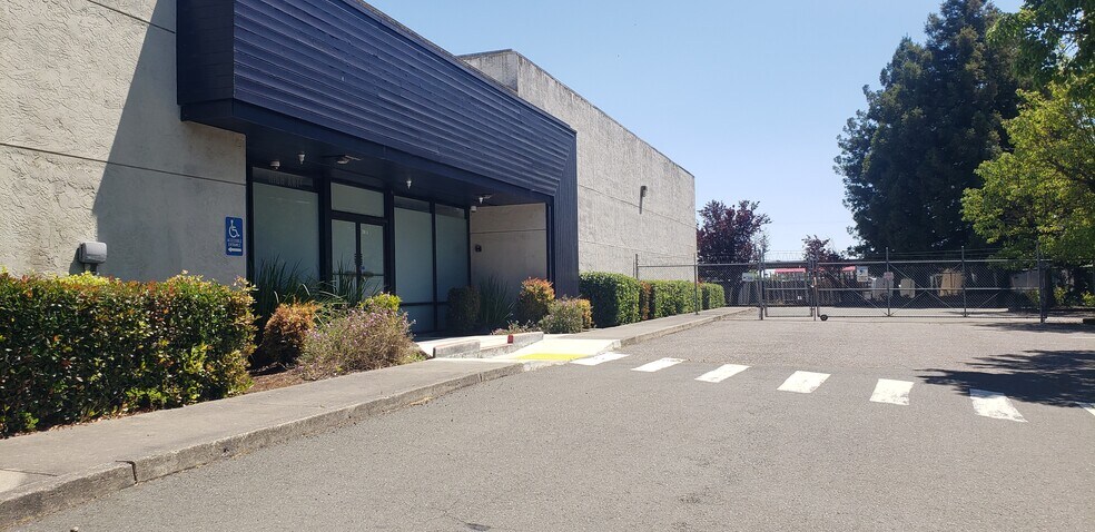 240 E Todd Rd, Santa Rosa, CA à louer - Photo de l’immeuble – Image 1 sur 3