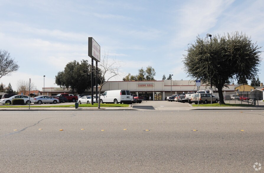 1355 N Main St, Manteca, CA à vendre - Photo de l’immeuble – Image 2 sur 6
