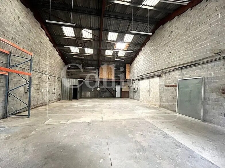 Local d’activités dans Roquefort-la-Bédoule à louer - Photo de l’immeuble – Image 3 sur 5