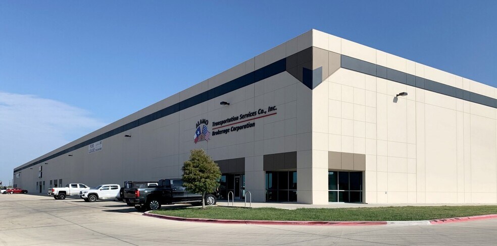8630 NE Loop 410, San Antonio, TX à louer - Photo de l’immeuble – Image 2 sur 8
