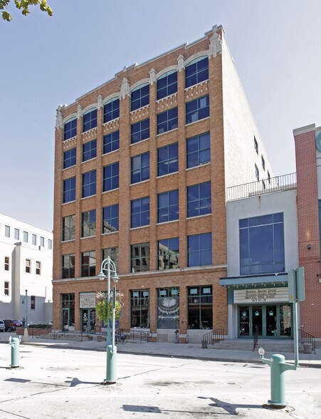 158 N Broadway, Milwaukee, WI à louer - Photo de l’immeuble – Image 2 sur 3