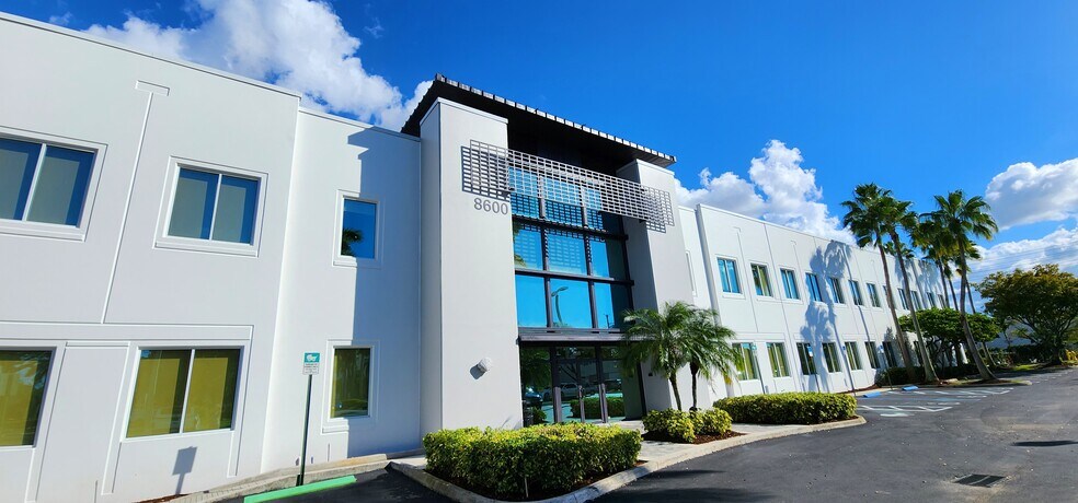 8600 NW 17th St, Doral, FL à louer - Photo de l’immeuble – Image 3 sur 10