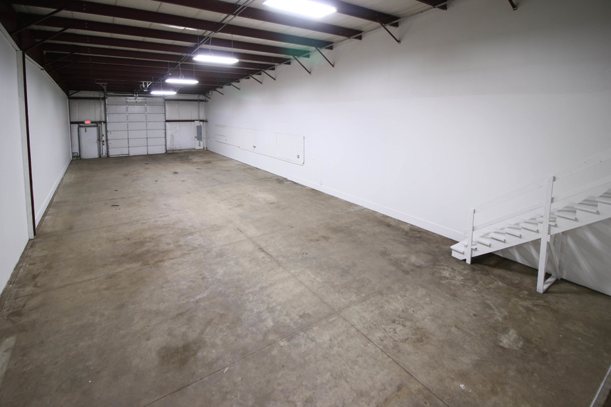 582 E Burnett Rd, Island Lake, IL à louer - Photo de l’immeuble – Image 1 sur 33