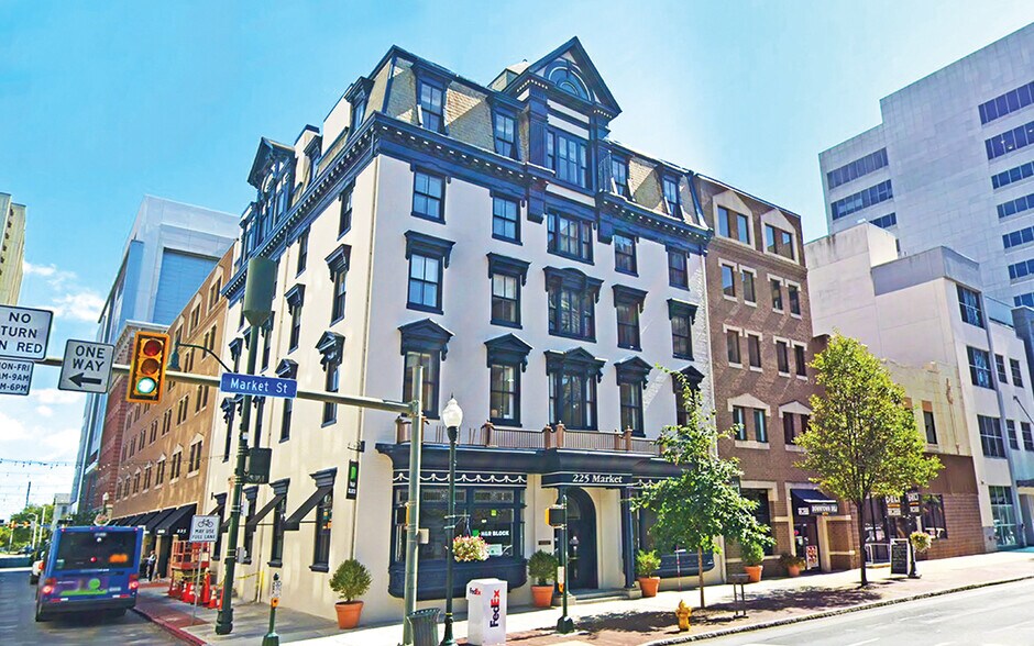 225 Market St, Harrisburg, PA à louer - Photo de l’immeuble – Image 1 sur 19