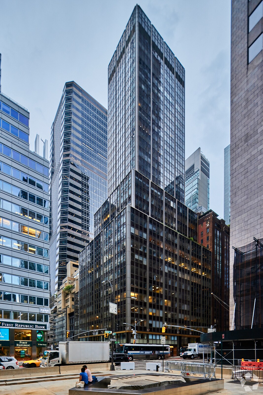 555 Madison Ave, New York, NY à louer Photo de l’immeuble– Image 1 sur 10
