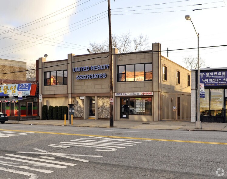 4557 Bell Blvd, Bayside, NY à louer - Photo de l’immeuble – Image 3 sur 31