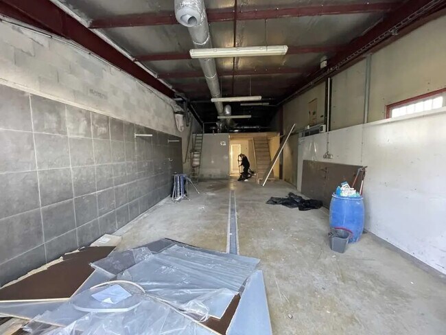 Plus de détails pour Local d'activités à louer