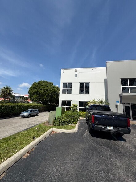 7865 NW 46th St, Doral, FL à louer - Photo de l’immeuble – Image 2 sur 21