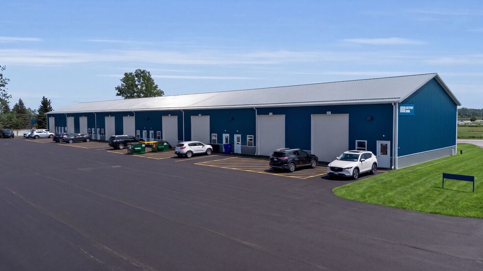 800 Eastport Dr, Lancaster, NY à louer - Photo de l’immeuble – Image 1 sur 30