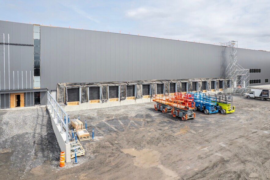 350 Rue Hans-Zimmerman, Châteauguay, QC à louer - Photo de la construction – Image 3 sur 7
