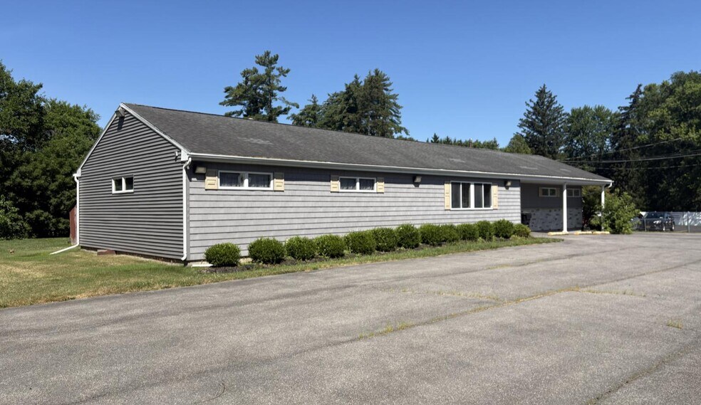 7711 Oswego Rd, Liverpool, NY à louer - Photo de l’immeuble – Image 3 sur 4