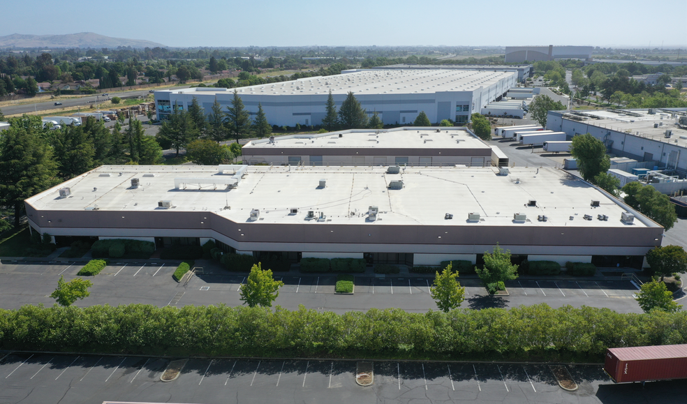 2351 N Watney Way, Fairfield, CA à louer - Photo de l’immeuble – Image 3 sur 11