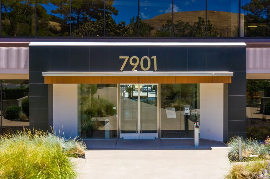 7901 Stoneridge Dr, Pleasanton, CA à louer - Photo de l’immeuble – Image 3 sur 5