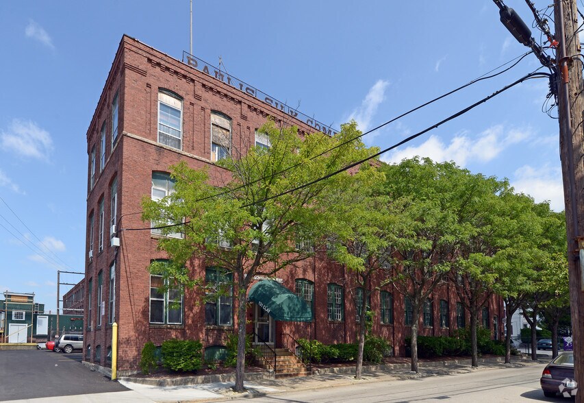 125-135 Clay St, Central Falls, RI à louer - Photo de l’immeuble – Image 1 sur 11