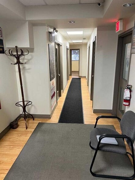 7 Westwinds Cres NE, Calgary, AB à louer - Photo intérieure – Image 2 sur 9