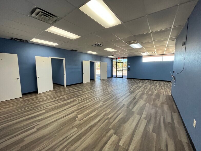 217 W Main St, Grand Prairie, TX à louer - Photo de l’immeuble – Image 3 sur 11
