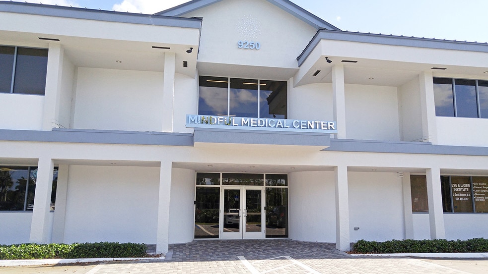 9250 Glades Rd, Boca Raton, FL à louer - Photo de l’immeuble – Image 2 sur 5