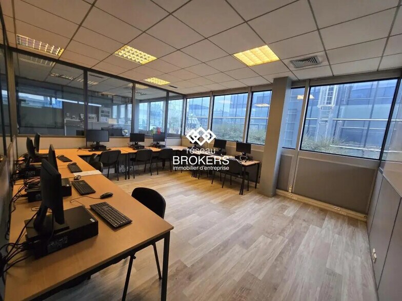 Bureau dans Roissy-en-France à vendre - Photo de l’immeuble – Image 3 sur 6