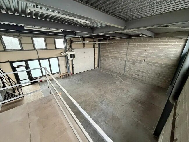 Plus de détails pour Local d'activités à louer