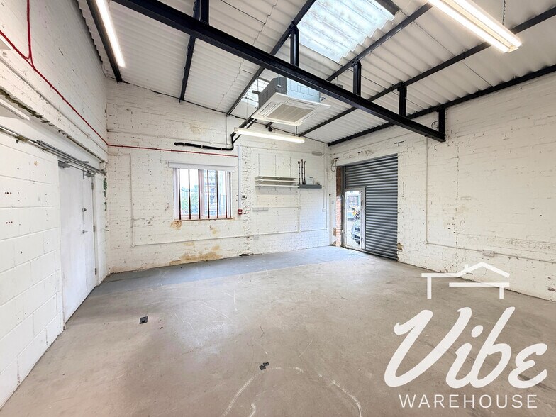 445 Wick Ln, Londres à louer - Photo de l’immeuble – Image 1 sur 10
