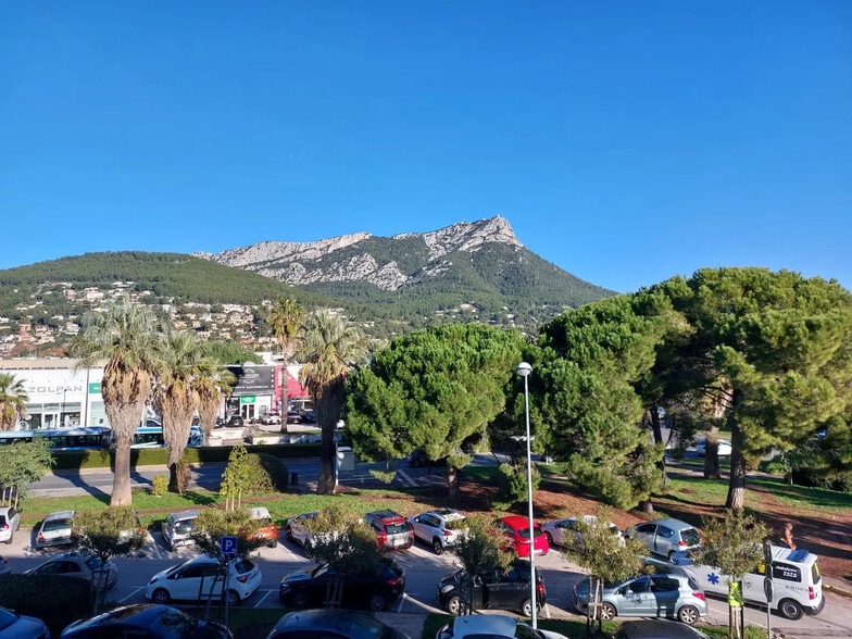 Avenue De L'Universite, La Valette-du-Var à louer - Photo de l’immeuble – Image 2 sur 9