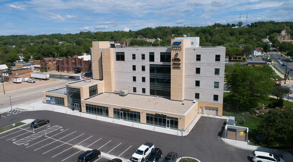 201 N Riverfront Dr, Mankato, MN à louer - Photo principale – Image 1 sur 9