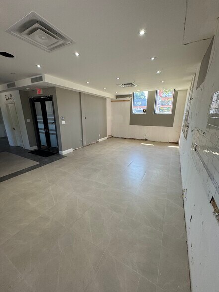 326 Sheppard Ave E, Toronto, ON à louer - Photo de l’immeuble – Image 2 sur 9
