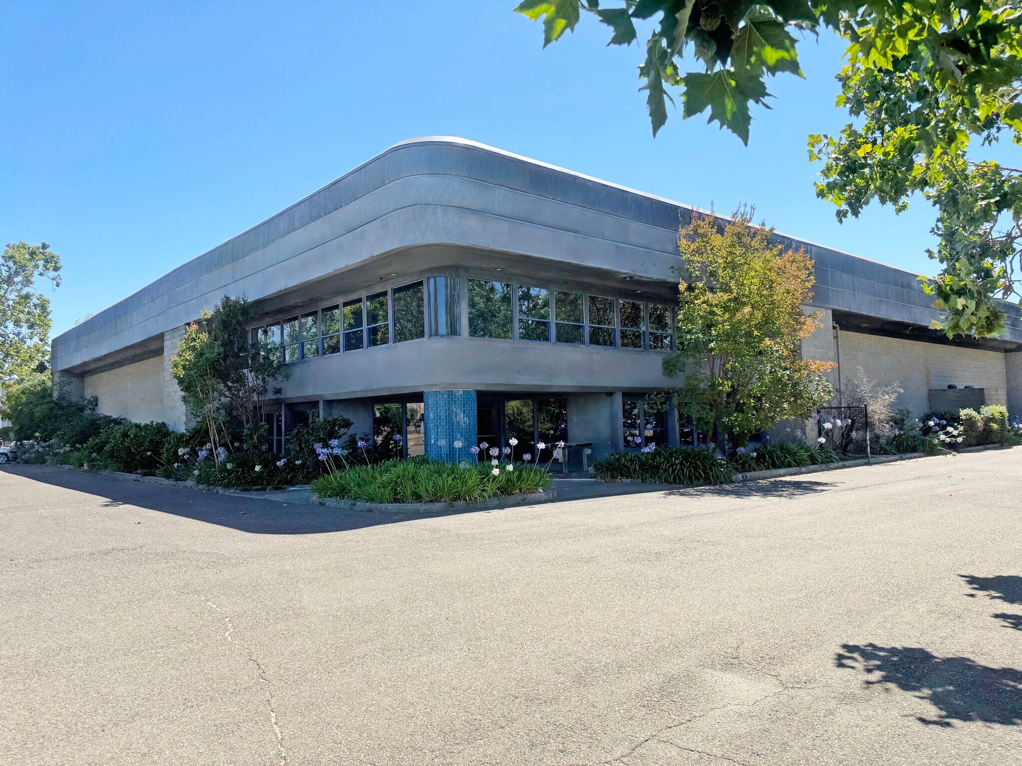 2811 Dowd Dr, Santa Rosa, CA à louer Photo de l’immeuble– Image 1 sur 8