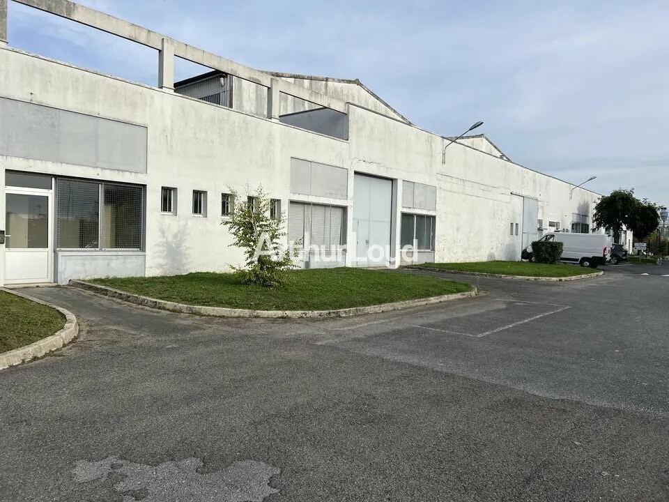 Local d’activités dans Saint-Martin-sur-le-Pré à louer Photo de l’immeuble– Image 1 sur 4