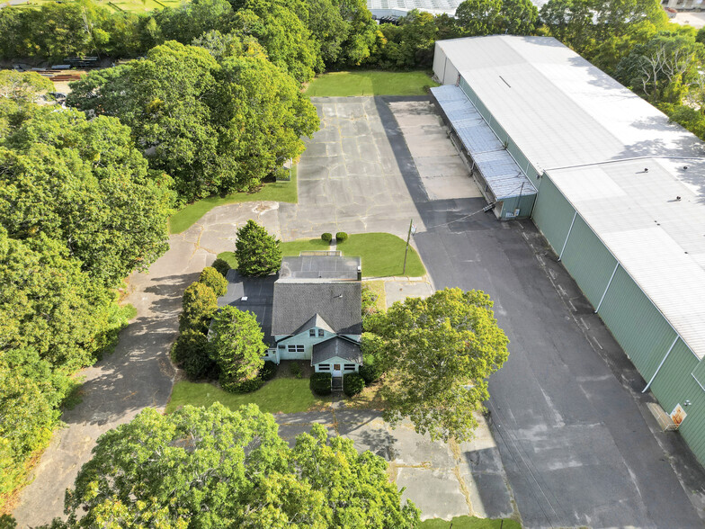 26 Frowein Rd, Center Moriches, NY à vendre - Photo de l’immeuble – Image 3 sur 9