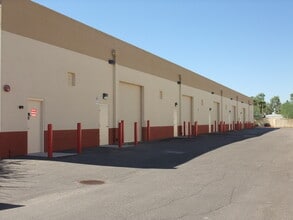 1060 N Eliseo Felix Jr Way, Avondale, AZ à louer Photo de l’immeuble– Image 2 sur 5