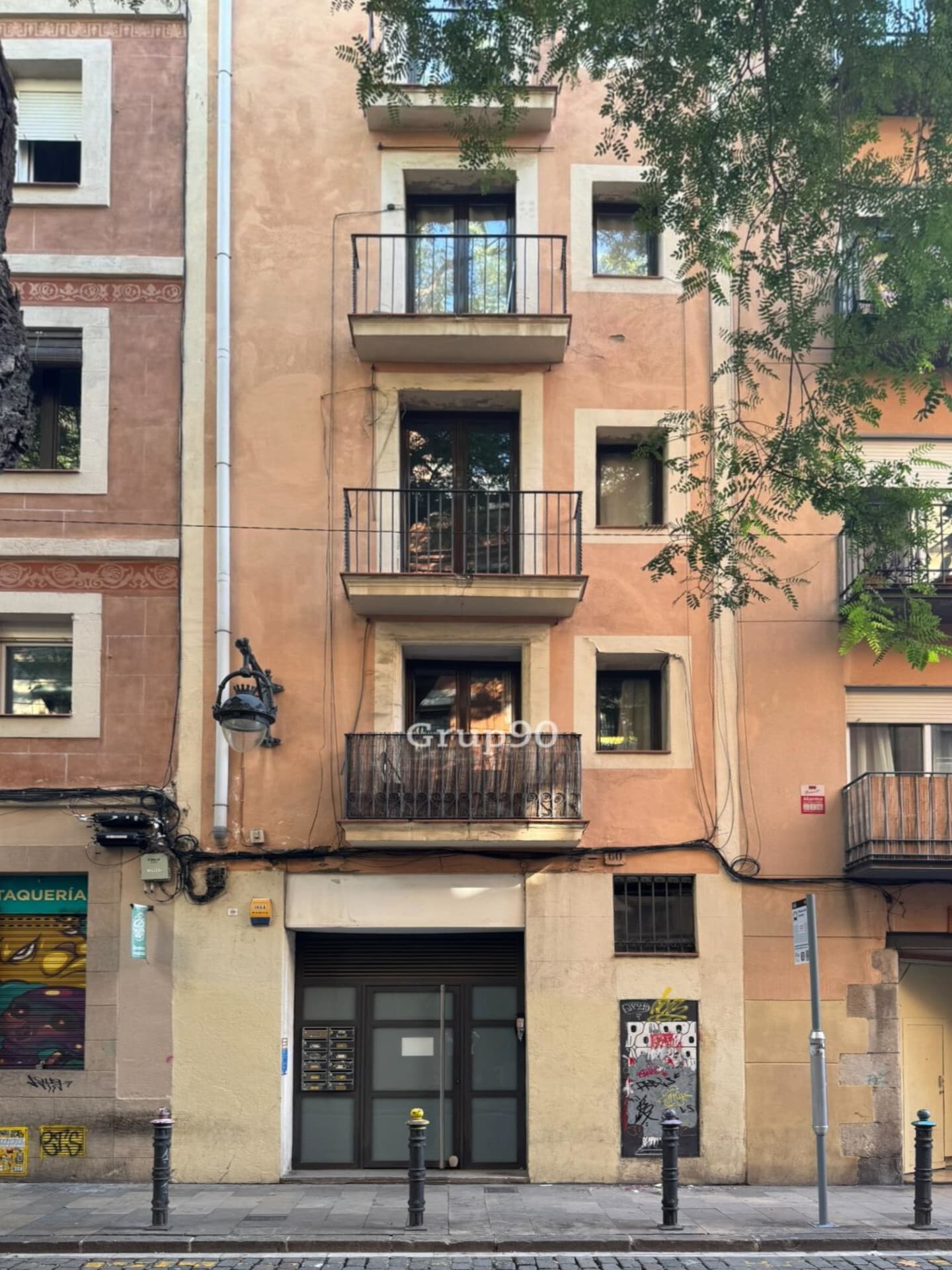Immeuble residentiel dans Barcelone, Barcelona à vendre Photo intérieure– Image 1 sur 16