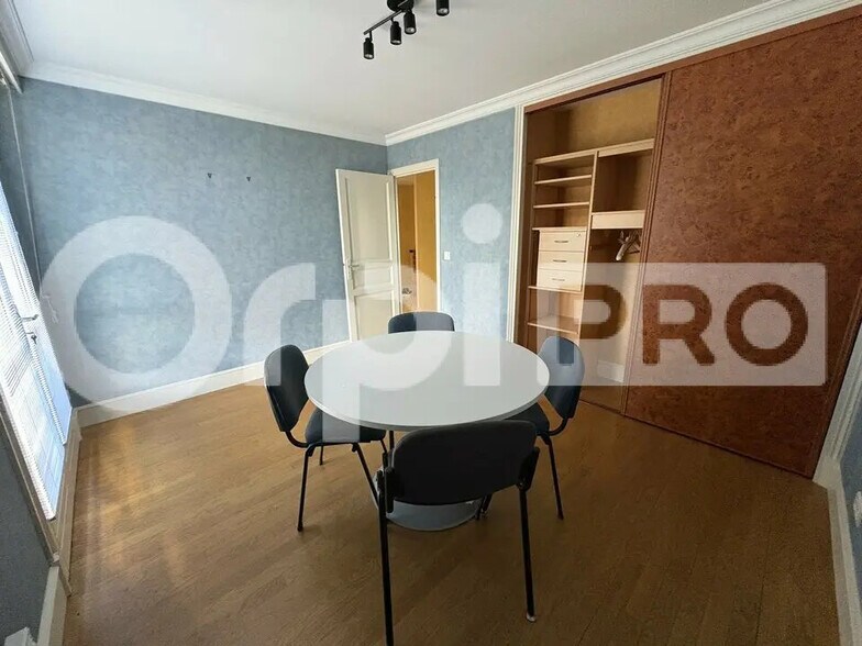 Bureau dans Fontenay-Trésigny à louer - Photo de l’immeuble – Image 3 sur 8