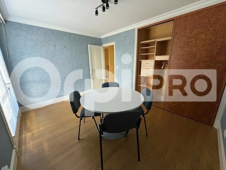 Bureau dans Fontenay-Trésigny à louer - Photo intérieure – Image 3 sur 8