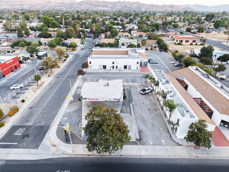 1799 E Florida Ave, Hemet, CA à louer - Photo de l’immeuble – Image 1 sur 4