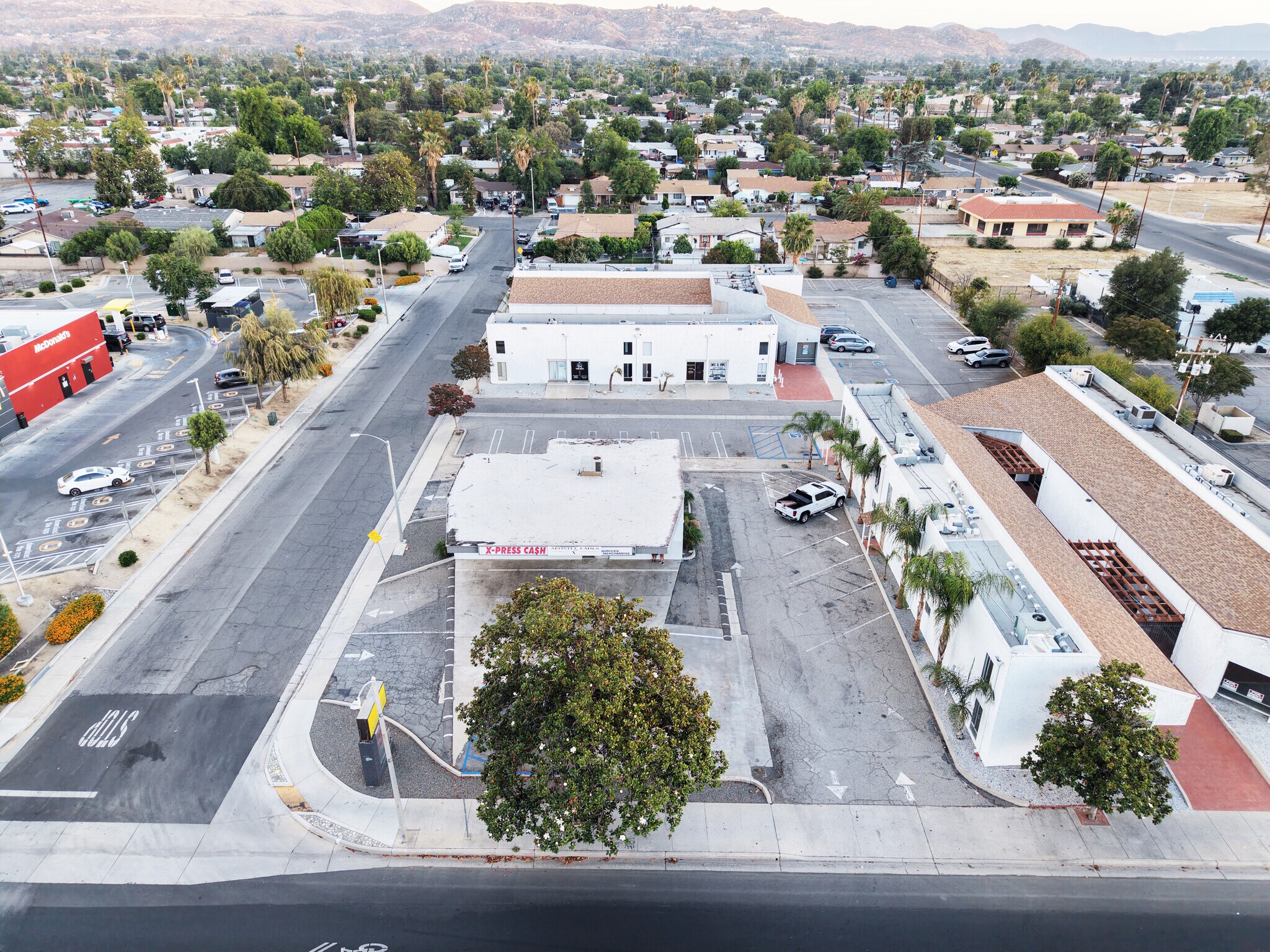 1799 E Florida Ave, Hemet, CA à louer Photo de l’immeuble– Image 1 sur 5