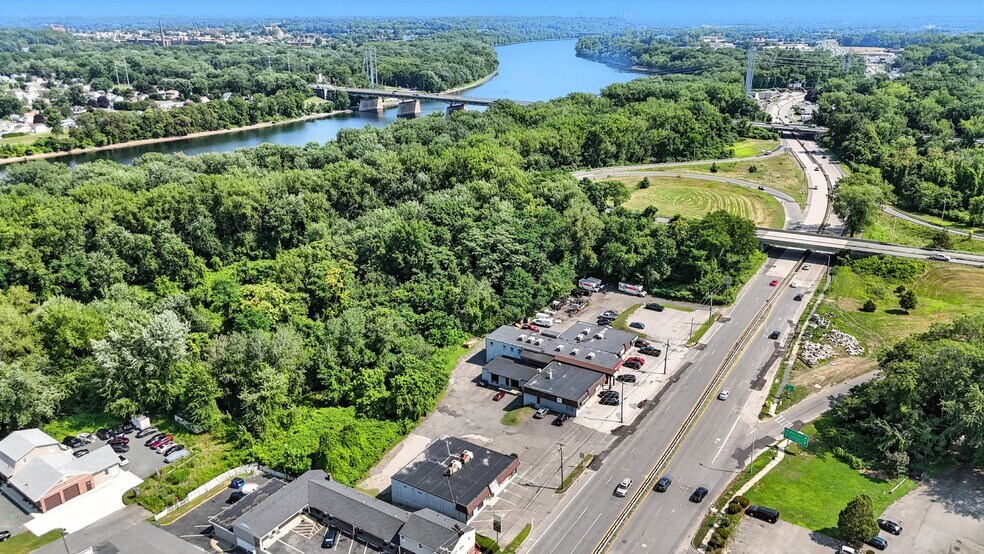 2011 Riverdale Rd, West Springfield, MA à vendre - Photo de l’immeuble – Image 2 sur 5