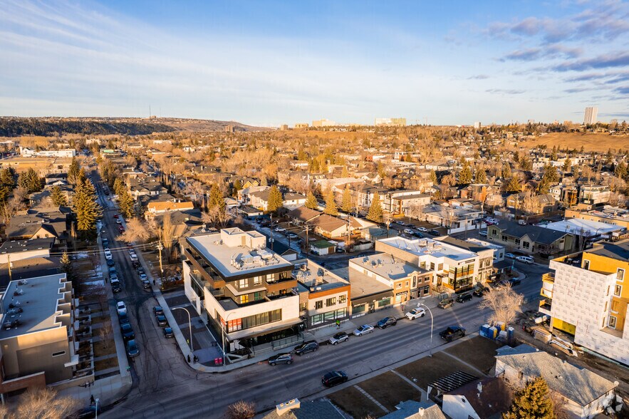213 19th St NW, Calgary, AB à vendre - Aérien – Image 3 sur 5