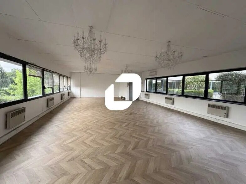 Bureau dans Plaisir à louer - Photo de l’immeuble – Image 1 sur 17