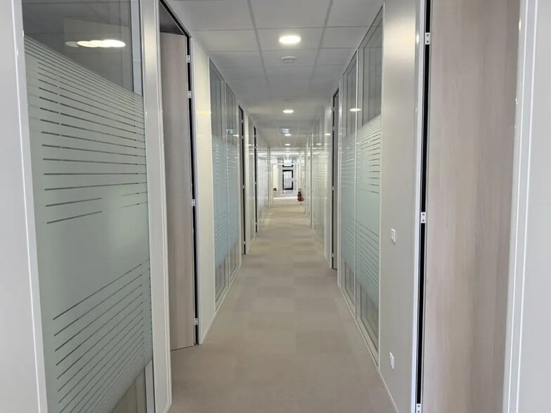 2 Place Des Hauts Tilliers, Gennevilliers à louer - Photo de l’immeuble – Image 3 sur 8