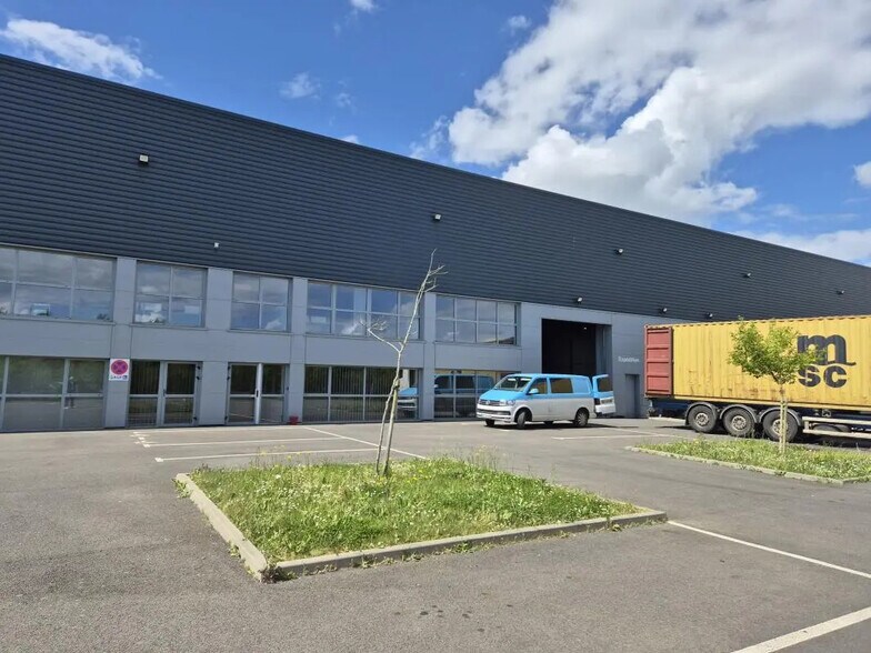 Local d’activités dans Noyal-Châtillon-sur-Seiche à louer - Photo de l’immeuble – Image 2 sur 17