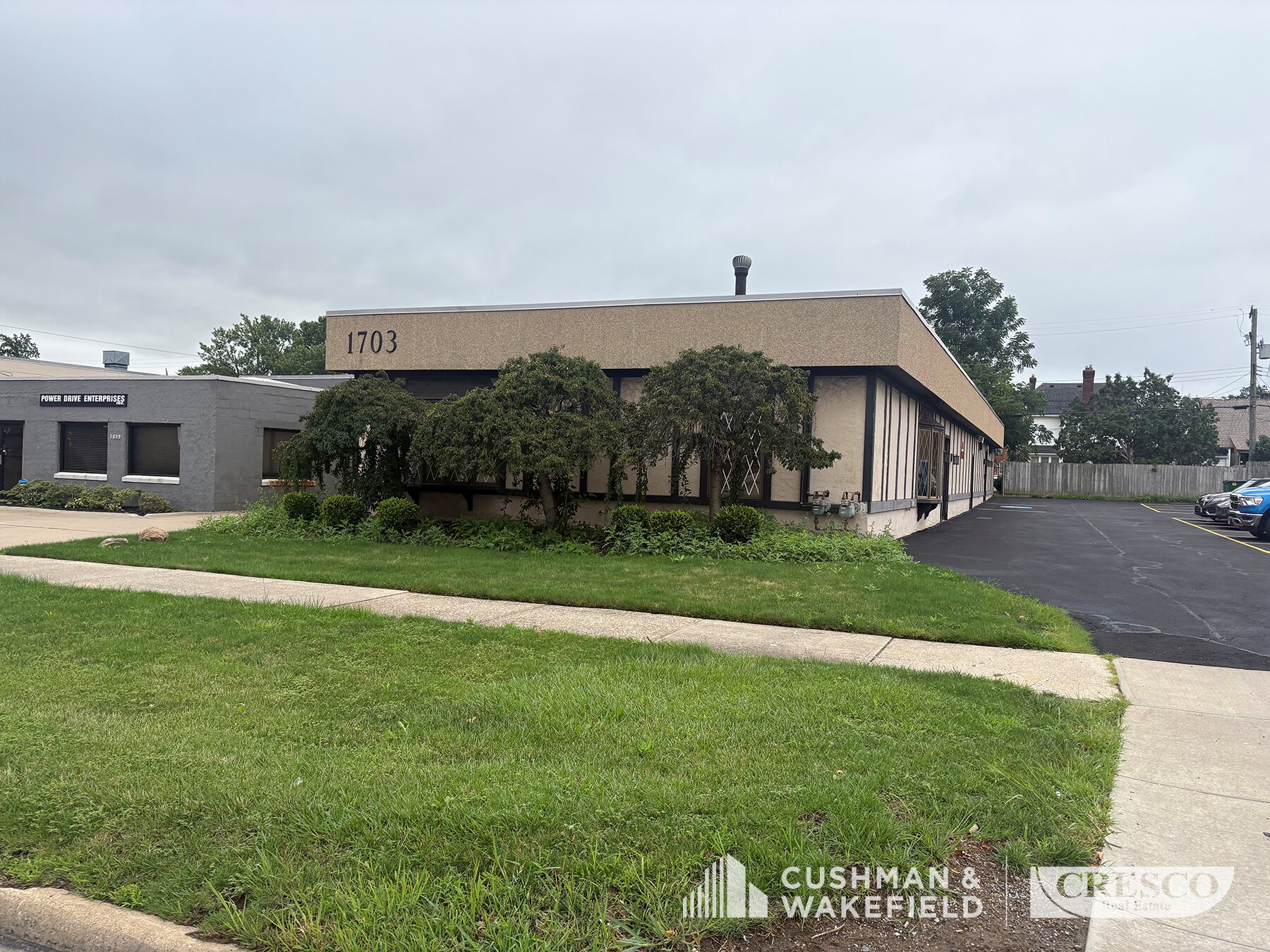 1703 Brookpark Rd, Parma, OH à louer Photo de l’immeuble– Image 1 sur 7