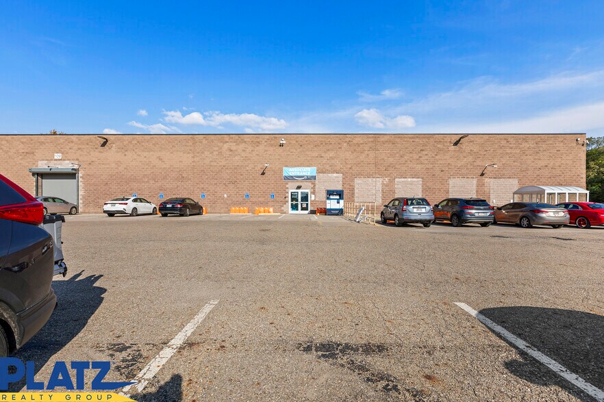 12111 Debartolo Dr, North Jackson, OH à louer - Photo de l’immeuble – Image 2 sur 12