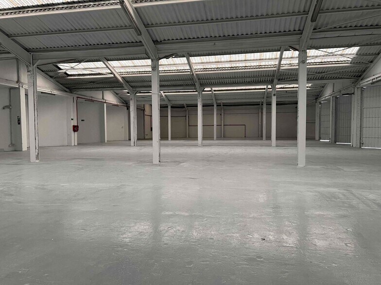 Local d'activités dans Coslada, Madrid à vendre - Photo de l’immeuble – Image 2 sur 4
