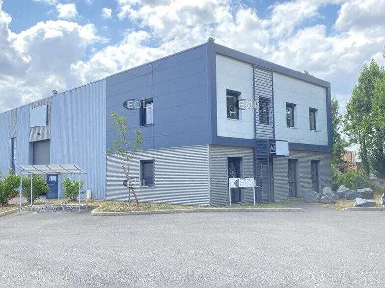 Local d’activités dans Saint-Priest à louer - Photo de l’immeuble – Image 1 sur 16