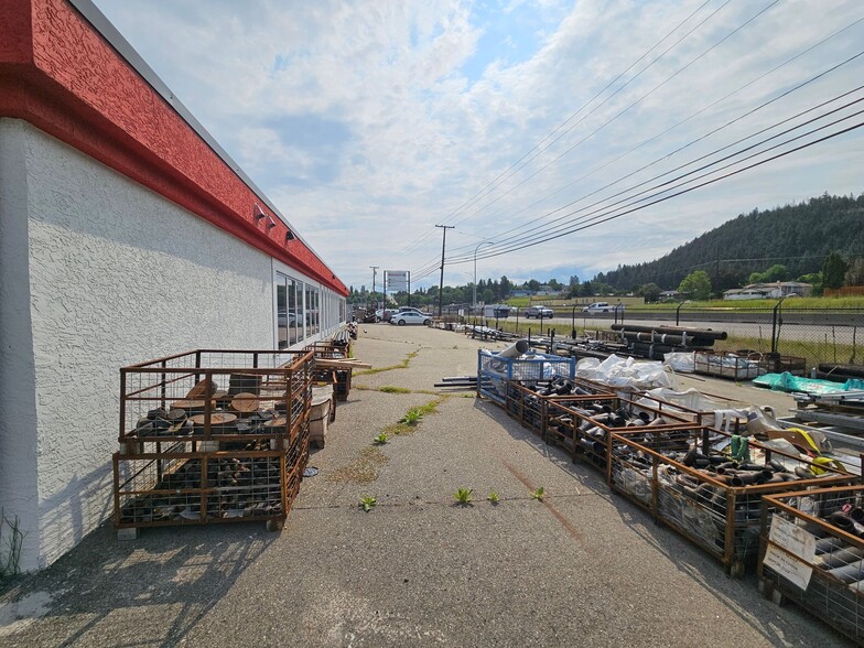 1305 Industrial Rd, West Kelowna, BC à louer - Photo de l’immeuble – Image 2 sur 11