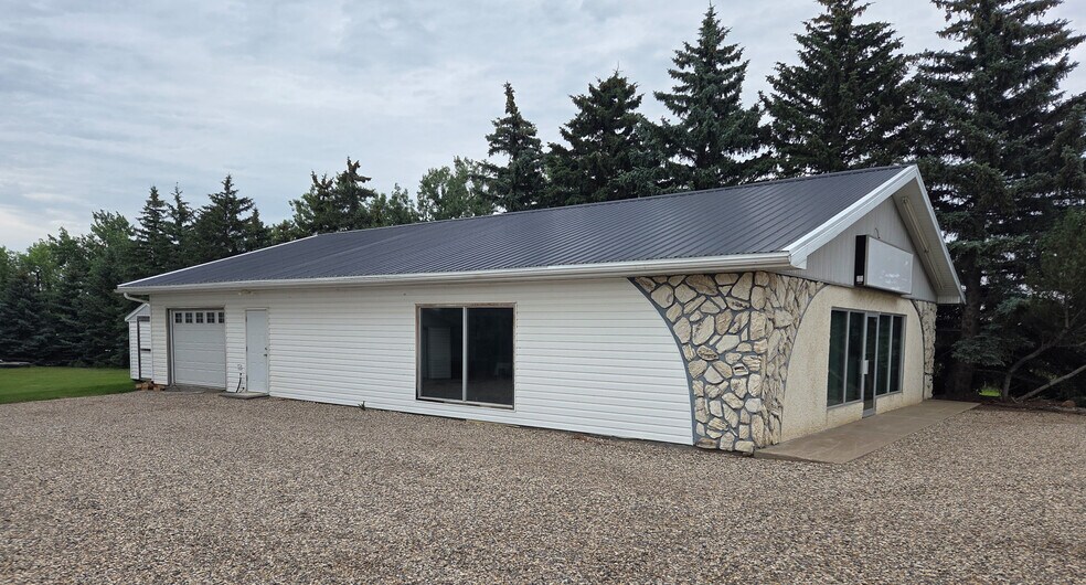 1409 1st Avenue NW, Weyburn, SK à louer - Photo principale – Image 1 sur 7
