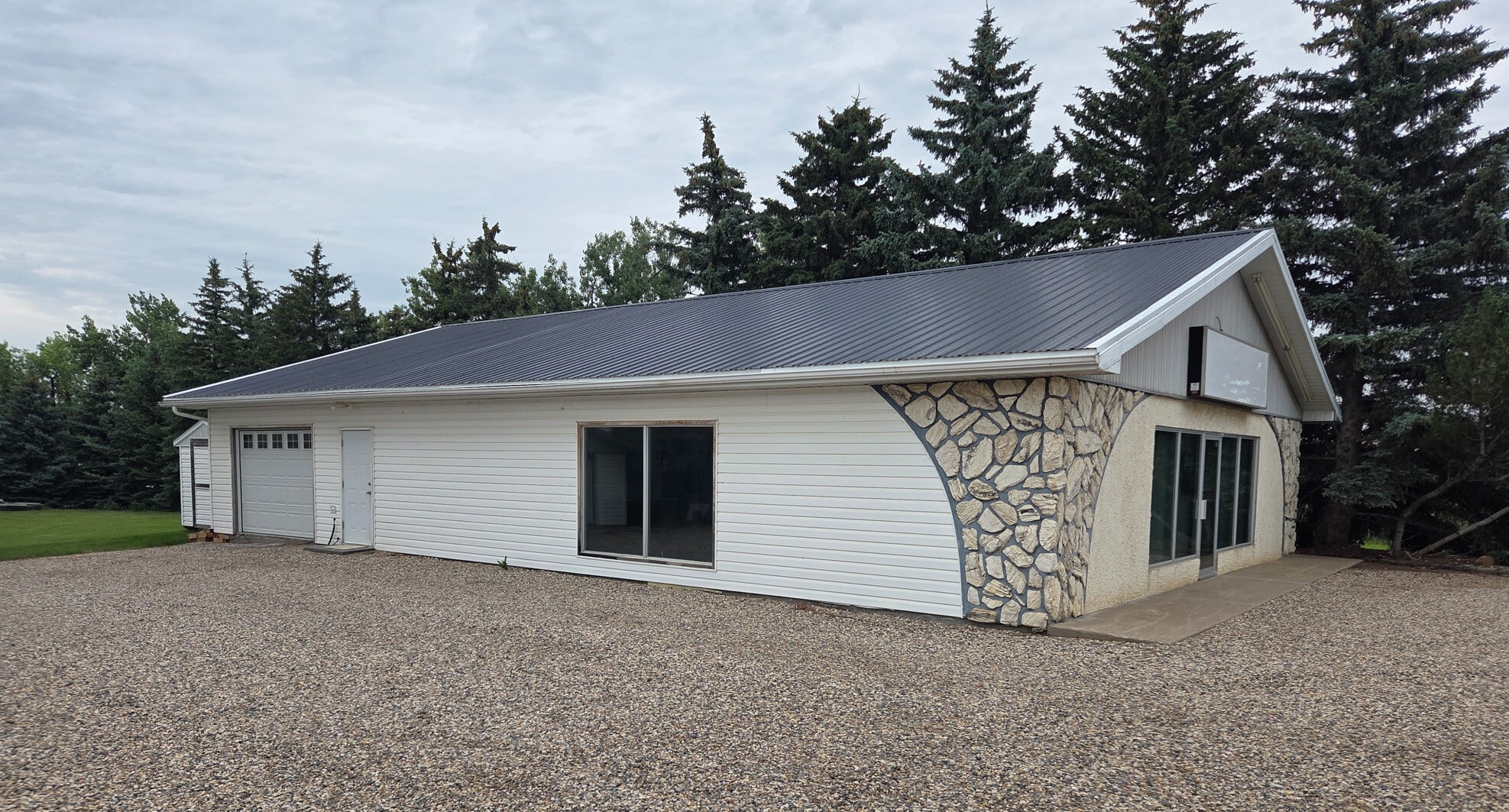 1409 1st Avenue NW, Weyburn, SK à louer Photo de l’immeuble– Image 1 sur 7