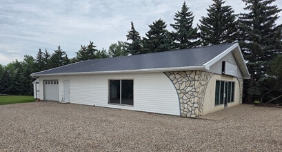 1409 1st Avenue NW, Weyburn, SK à louer Photo de l’immeuble– Image 1 sur 7