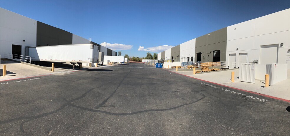 7465 Dean Martin Dr, Las Vegas, NV à louer - Photo de l’immeuble – Image 3 sur 6
